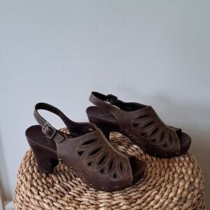 NWOT Dansko Womens Rowena Brown Nubuck Leather Slingback Clog Sandals EU39/US8.5